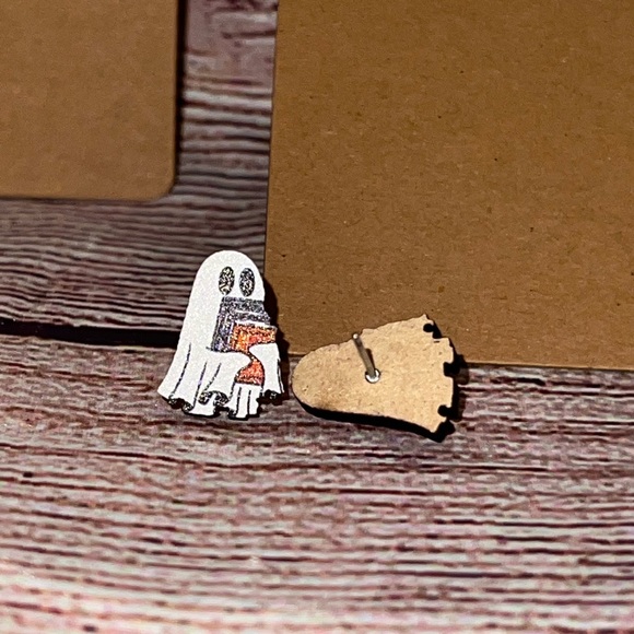 SUPER CUTE GHOST HOLDING BOOKS WOOD EARRINGS - Picture 8 of 11